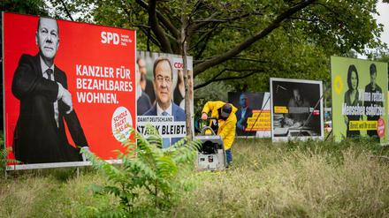 Für dieses SPD-Wahlplakat (links) wurde Scholz leicht von unten fotografiert. Das lässt ihn staatsmännischer wirken.