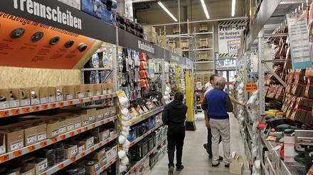 Vereint an den Trennscheiben: So ähnlich sieht es auch im Baumarkt in der Neuen Welt aus.