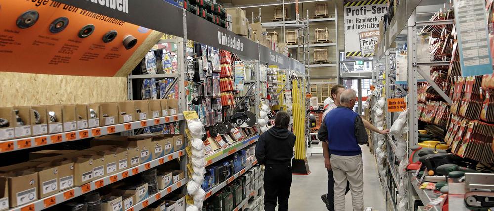 Vereint an den Trennscheiben: So ähnlich sieht es auch im Baumarkt in der Neuen Welt aus.