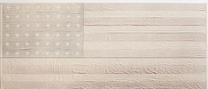 Trauerarbeit. AA Bronson übermalte US-Flaggen mit weißem Pigment als Erinnerung an die kalkige Schicht, die alles nach 9/11 überzog. 