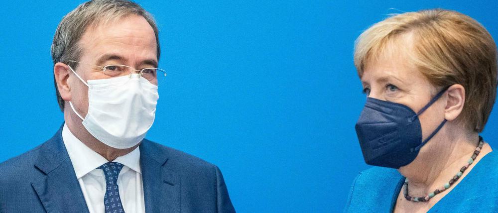 Kritiker werfen Armin Laschet vor, den Wahlkampf von Angela Merkel zu kopieren. Nur ohne Kanzlerbonus.