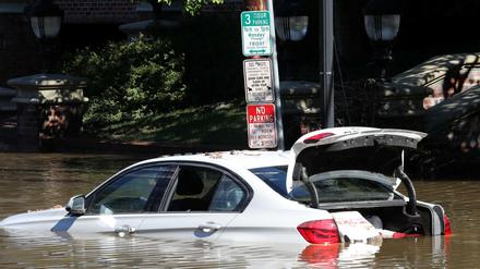 Starkregen im US-Bundesstaat New York: Ein Auto auf einer Straße in Mamaroneck