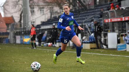 Marie Höbinger hat den Fußball fest im Blick.