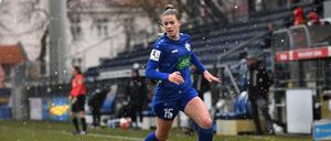Marie Höbinger hat den Fußball fest im Blick.