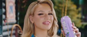 Shirin David macht Werbung für ihren DirTea.