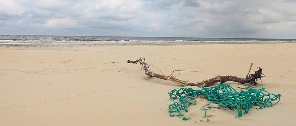 Treibgut. Manchmal werden herrenlose Fischernetze an Land gespült. Eine Million Tonnen belasten Jahr für Jahr die Meere.
