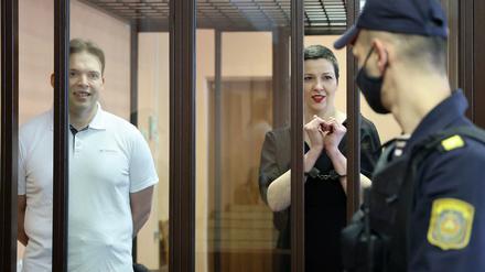 Maria Kolesnikowa, Oppositionsaktivistin in Belarus, und Maxim Znak, Rechtsanwalt und führender Oppositioneller in Belarus, stehen hinter Gitterstäben und nehmen an einer Gerichtsverhandlung teil.