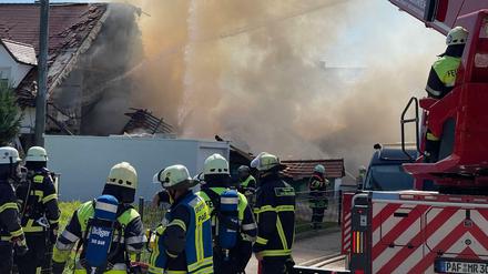 Einsatzkräfte der Feuerwehr bei dem Einsatz im bayerischen Rohrbach.