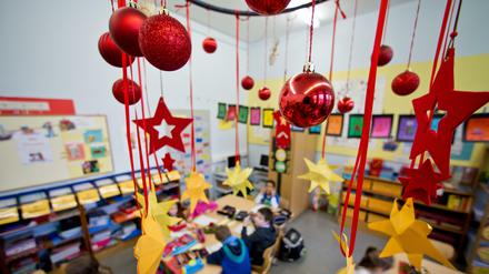 In einem Klassenzimmer einer Grundschule hängt weihnachtliche Dekoration.
