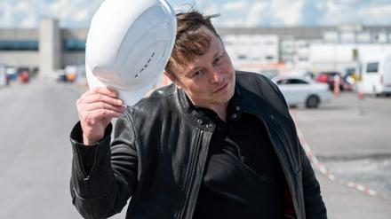 Tesla-CEO Elon Musk im Mai 2021 vor der Baustelle der Gigafactory in Grünheide.