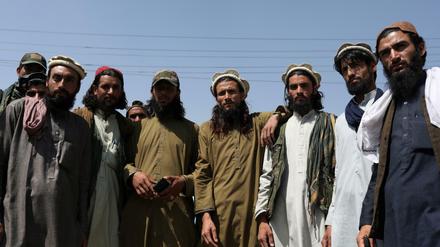 Taliban posieren in Kabul. Die Radikalismalisten wollen diplomatische Anerkennung und finanzielle Hilfen.
