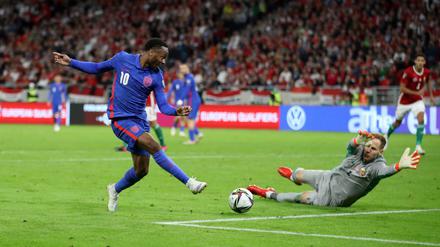 Raheem Sterling bereitete den Ungarn auf dem Rasen große Probleme.