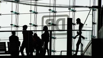 Im Schatten des Streiks. Reisende am Berliner Hauptbahnhof. 