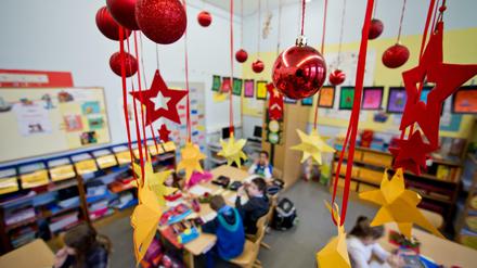 Ein Weihnachts-Mobile hängt in einer Grundschul-Klasse. Für Berliner Kinder gehen die Schulferien in diesem Jahr erst am 24.Dezember los.