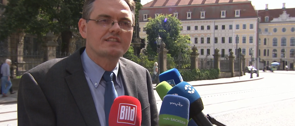 Der "Bild"-Mikrofon vor Jürgen Schmidt, Sprecher der Staatsanwaltschaft Dresden in der Sendung MDR-Sachsenspiegel