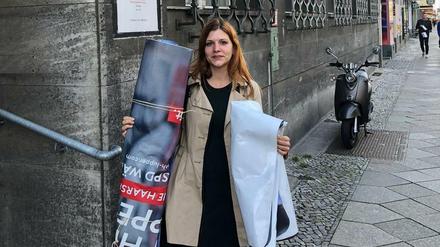 Beim Polizeiabschnitt 53 konnte sich die SPD-Politikerin die zwei Wahlplakate wieder abholen.
