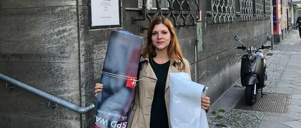 Beim Polizeiabschnitt 53 konnte sich die SPD-Politikerin die zwei Wahlplakate wieder abholen.