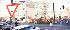 Der Bereich an der Invalidenstraße, an dem der schwere Unfall mit einem SUV und mehreren Toten passierte.