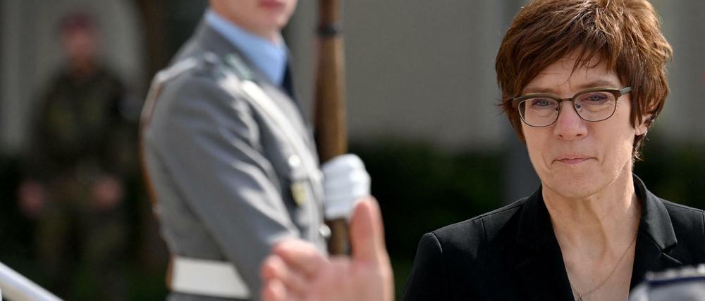 Verteidigungsministerin Annegret Kramp-Karrenbauer wirft Olaf Scholz ein Einknicken vor der Parteilinken vor.