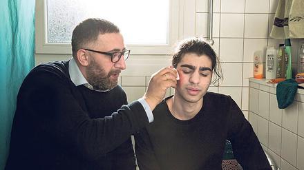 Soheil (Doguhan Kabadayi, r.) mit seinem Vater (Kida Khodr Ramadan)