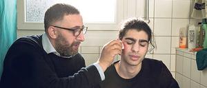 Soheil (Doguhan Kabadayi, r.) mit seinem Vater (Kida Khodr Ramadan)