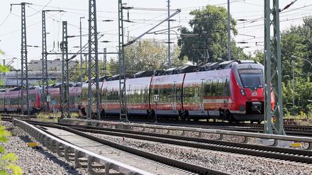 Nachdem in Senftenberg ein Zug entgleiste, ermittelt die Polizei wegen des Verdachts der Gefährdung des Bahnverkehrs. (Symbolbild)