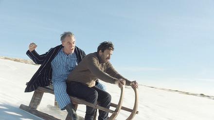 Wolf (Sebastian Blomberg, links) mit Rafid Alwan, Deckname „Curveball“ (Dar Salim).