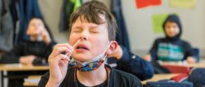 Ein Schüler macht einen Corona Schnelltest. 