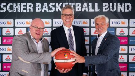 Nun ist es offiziell. Ingo Weiss (l.), Präsident des Deutschen Basketball Bunds, und Armin Andres (r.), Vizepräsident, stellen Gordon Herbert als neuen Bundestrainer vor. 
