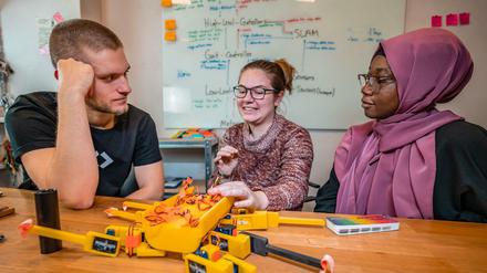 Studierende an der CODE University of Applied Sciences in Berlin lernen unter anderem Grundlagen des Code-Schreibens. Das Foto entstand im Jahr 2019 und zeigt keine Teilnehmer des "Techstart"-Projektes.