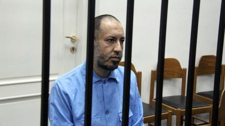Der Sohn des libyschen Führers Muammar Gaddafi, Saadi Gaddafi, sitzt am 1. November 2015 in einem Gefängniskäfig vor Gericht in Tripolis, Libyen.  HamzaxTurkia P