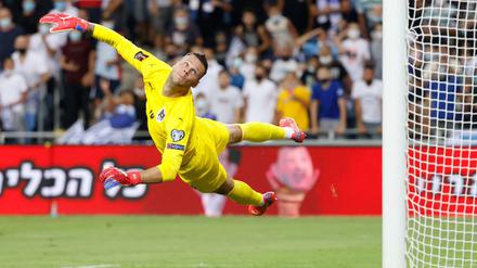 Machtlos. Österreichs Keeper Daniel Bachmann kann dem Ball beim 2:5 Debakel gegen Israel nur hinterherschauen. 