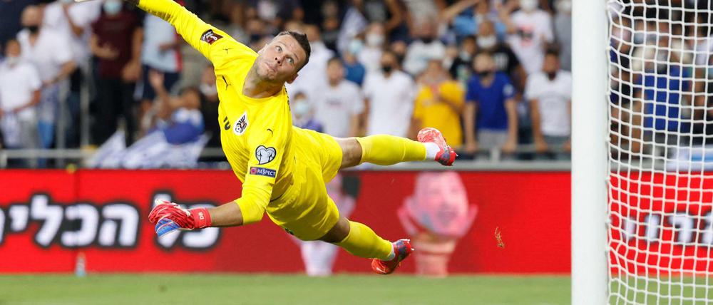 Machtlos. Österreichs Keeper Daniel Bachmann kann dem Ball beim 2:5 Debakel gegen Israel nur hinterherschauen.