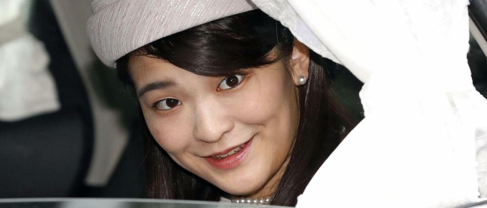 Die japanische Prinzessin Mako fährt in einem Auto am Kaiserpalast in Tokio vor. (Archivfoto)
