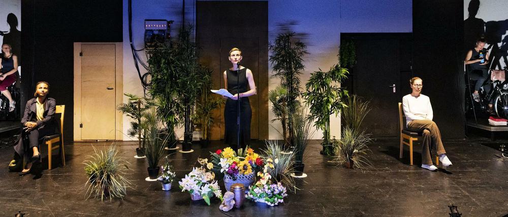 Der Strom für Katie Mitchells Inszenierung von "Kein Weltuntergang" wird per Pedalkraft erzeugt.