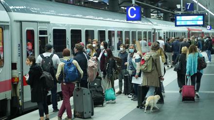 Reisende am Hauptbahnhof Hamm
