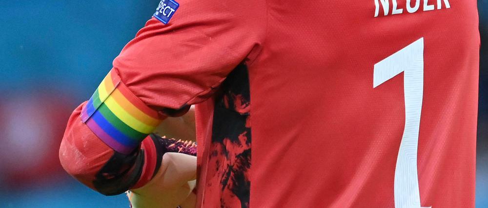 Seine Regenbogenbinde hat Manuel Neuer wieder abgenommen.
