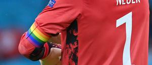 Seine Regenbogenbinde hat Manuel Neuer wieder abgenommen.