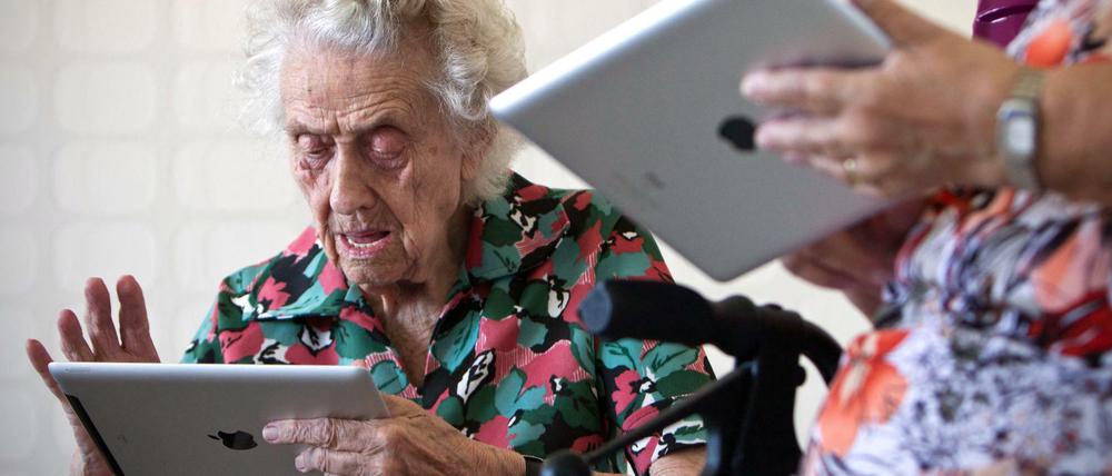 Senioren haben oft Mühe mit der Bedienung von digitalen Geräten.