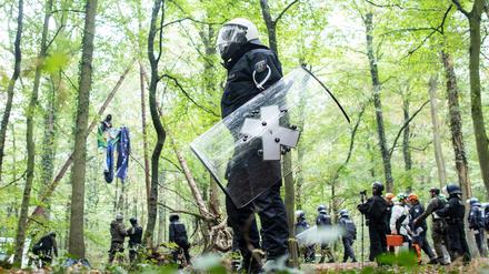 Die Räumung der Baumhäuser im Hambacher Forst im Herbst 2018 durch die Stadt Kerpen ist einem Gerichtsurteil zufolge rechtswidrig gewesen.