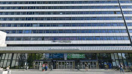 Studierende stehen und sitzen vor dem Hauptgebäude der TU Berlin an der Straße des 17. Juni.