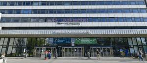 Studierende stehen und sitzen vor dem Hauptgebäude der TU Berlin an der Straße des 17. Juni.