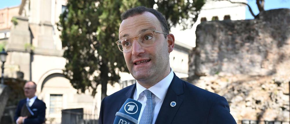 Bundesgesundheitsminister Jens Spahn (CDU) ist nach Rom gereist, wo die G20 zwei Tage lang über die Corona-Pandemie beraten wollen.