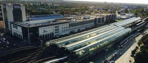 Der Bahnhof Spandau vom Rathausturm gesehen: hinten das Parkhaus in den Arcaden (links vom Bahnhof) und der Kiss&amp;Ride-Stellplatz (rechts an der Straße). 