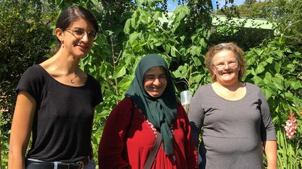 Zwischen Gladiolen und Bohnen. Anouk Mayadoux, Hafize Ayer und Alexandra Däxl im interkulturellen Garten der Villa Lützow.