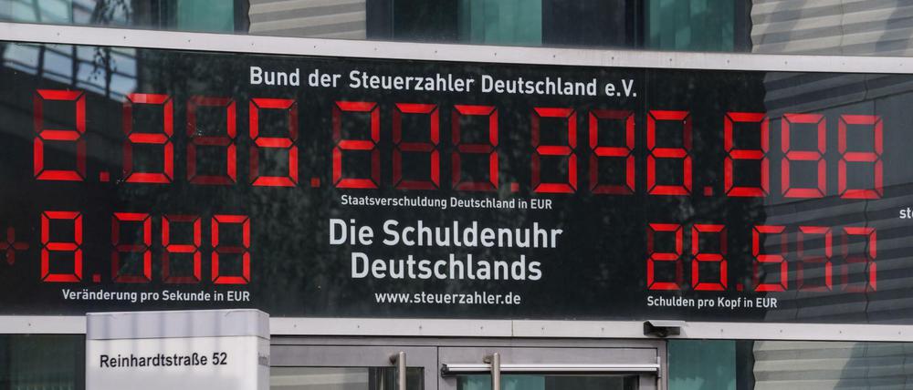 Blick auf die sogenannte Schuldenuhr, die am Eingang vom Bund der Steuerzahler in Berlin hängt.