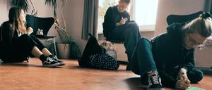 Junge Frauen setzen sich bei dem Workshop der "Digital Angels" auch damit auseinander, wo Gewalt für sie anfängt und was sie verletzt.
