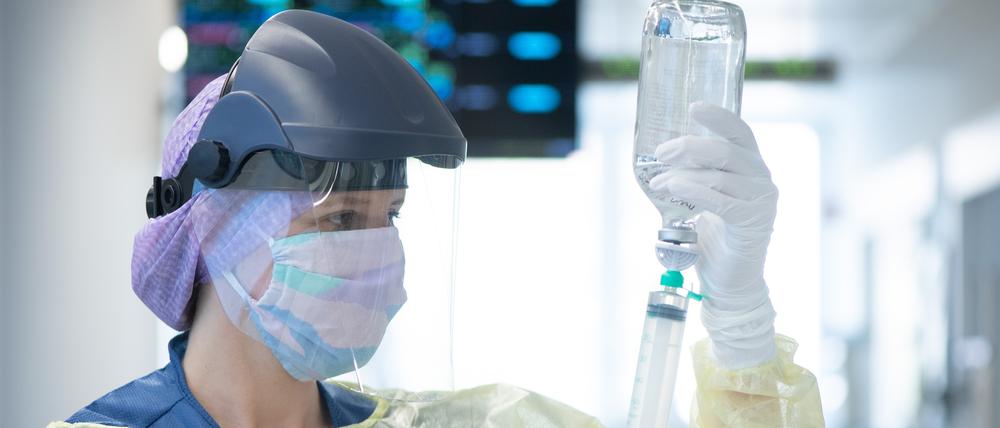 Eine Krankenpflegerin auf der Corona-Intensivstation.