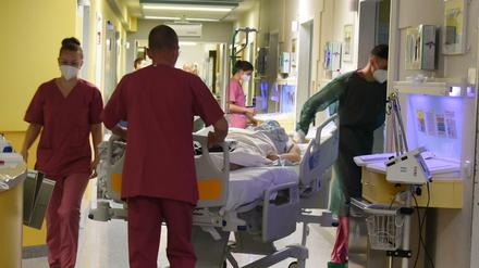 Am Ende der Kette: Um ihre Investitionen bestreiten zu können, sparen die Kliniken am Personal. 