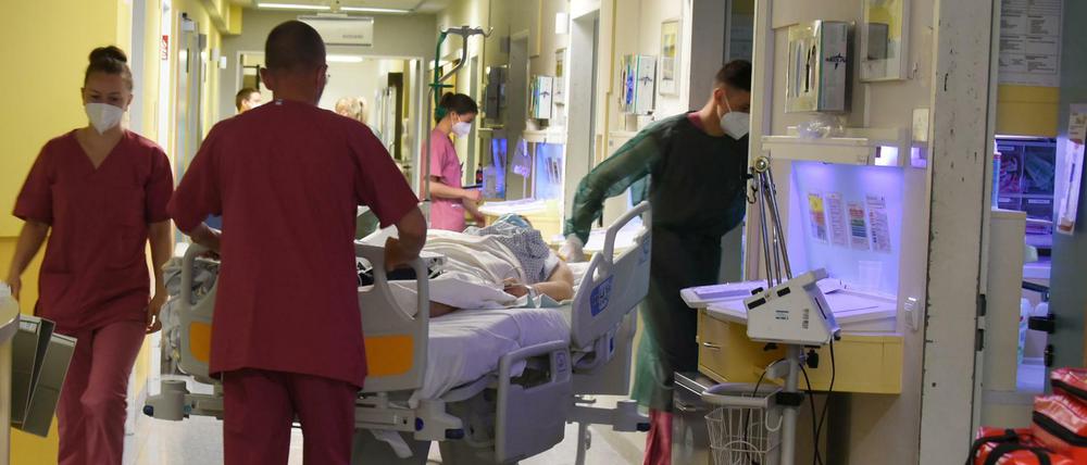 Am Ende der Kette: Um ihre Investitionen bestreiten zu können, sparen die Kliniken am Personal. 